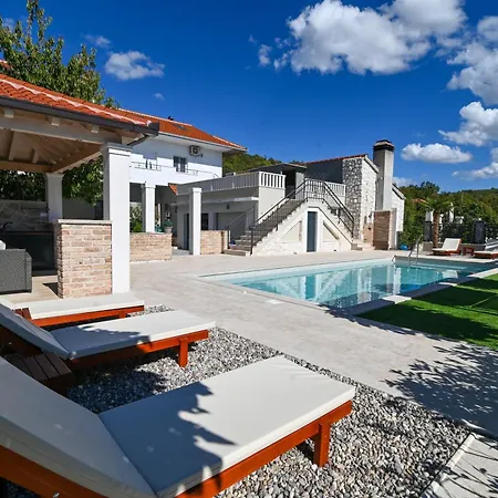 Mia Villa *